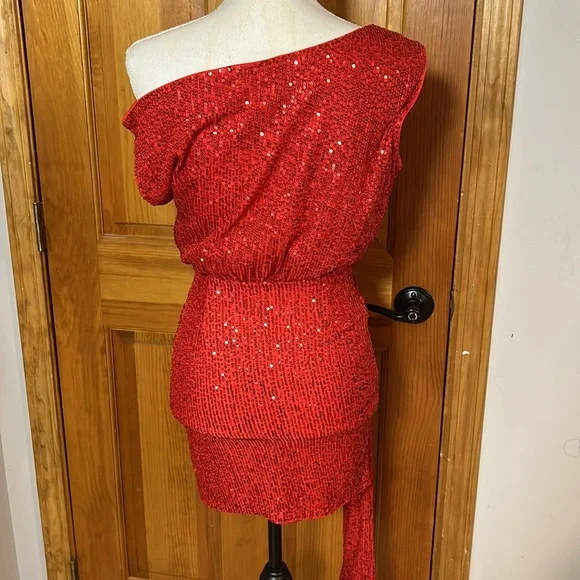Hello Molly Luxe Arrived Mini Dress Red Sequin Off Shoulder Womens Size 2/XS - Picture 6 of 7